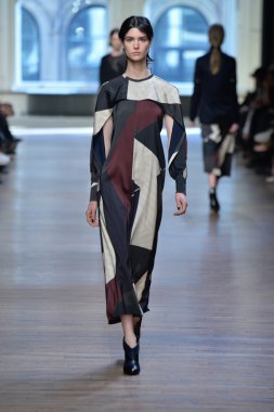 yigal azrouel Defile sırasında modeli