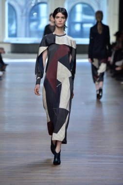 yigal azrouel Defile sırasında modeli