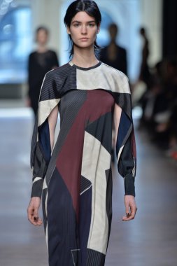 yigal azrouel Defile sırasında modeli
