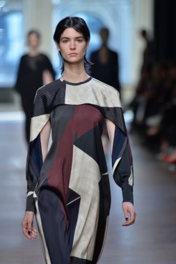 yigal azrouel Defile sırasında modeli