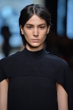 yigal azrouel Defile sırasında modeli