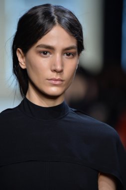 yigal azrouel Defile sırasında modeli
