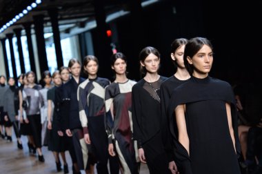 yigal azrouel Defile sırasında modelleri