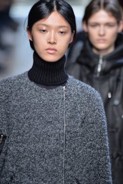 yigal azrouel Defile sırasında modelleri