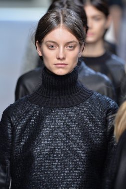 yigal azrouel Defile sırasında modelleri