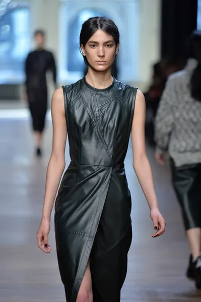 Modell under yigal azrouel modevisning — Stockfoto