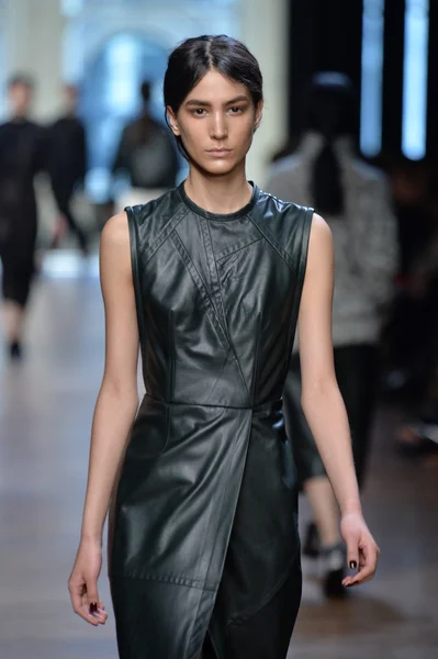 Modell under yigal azrouel modevisning — Stockfoto