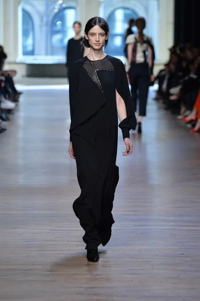 Modell under yigal azrouel modevisning — Stockfoto