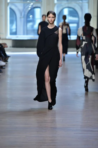 Model during Yigal Azrouel fashion show — Stock Photo, Image