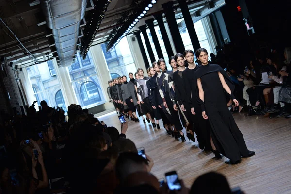 Yigal azrouel Defile sırasında modelleri — Stok fotoğraf