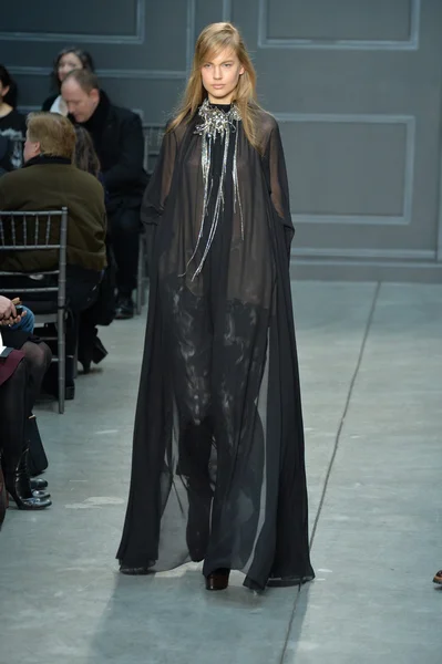 Modèle au défilé de mode Vera Wang — Photo