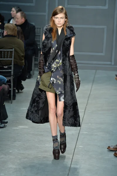 Model op vera wang fashion show — Stockfoto