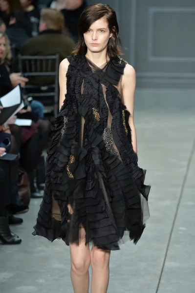 Modèle au défilé de mode Vera Wang — Photo