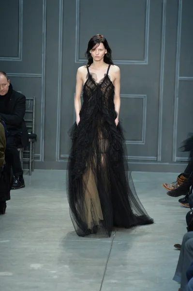 Modèle au défilé de mode Vera Wang — Photo