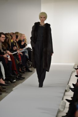 oscar de la renta pist model yürür