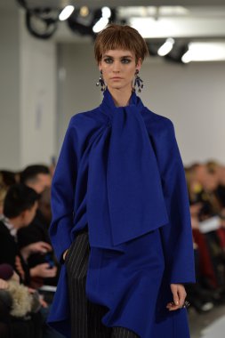 oscar de la renta pist model yürür