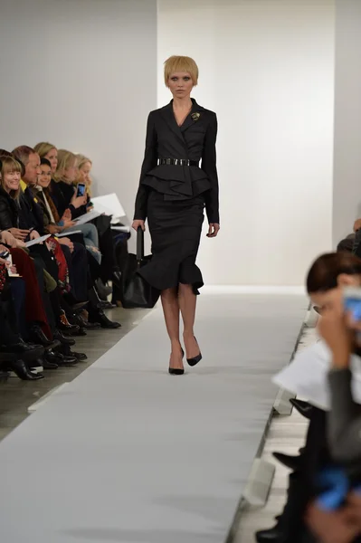 Model walks runway at Oscar De La Renta — Stock Photo, Image