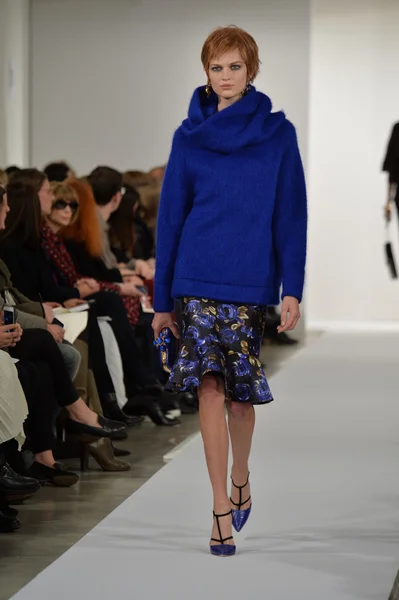 Model walks runway at Oscar De La Renta — Stock Photo, Image