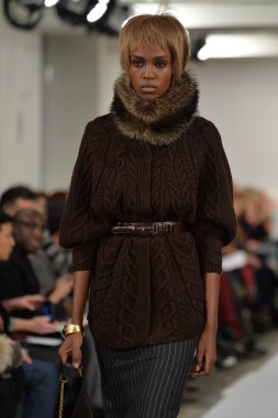 oscar de la renta pist model yürür