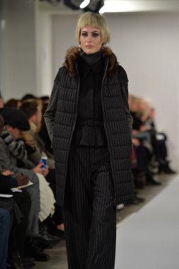 oscar de la renta pist model yürür