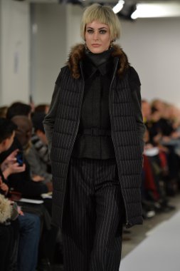 oscar de la renta pist model yürür