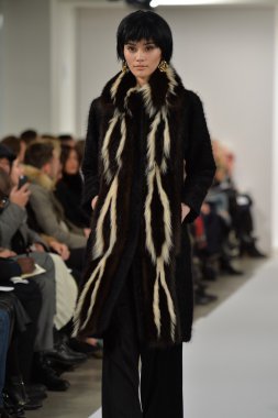 oscar de la renta pist model yürür