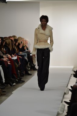 oscar de la renta pist model yürür