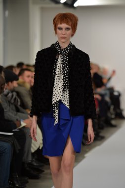 oscar de la renta pist model yürür