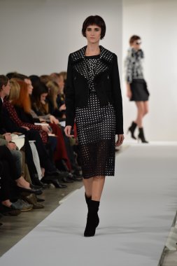 oscar de la renta pist model yürür