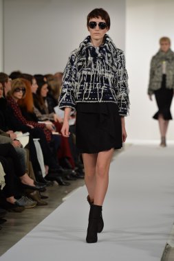 oscar de la renta pist model yürür
