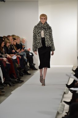 oscar de la renta pist model yürür