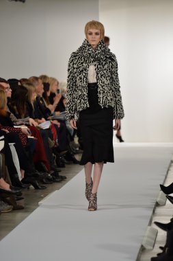 oscar de la renta pist model yürür