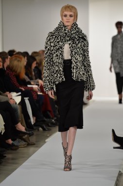 oscar de la renta pist model yürür