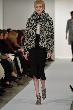 oscar de la renta pist model yürür