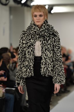 oscar de la renta pist model yürür