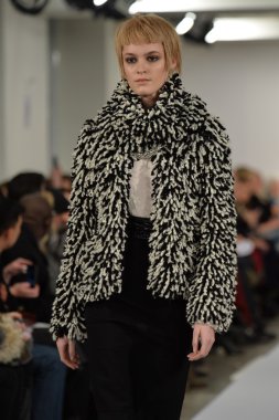 oscar de la renta pist model yürür