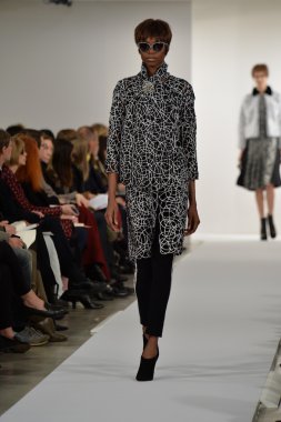 oscar de la renta pist model yürür