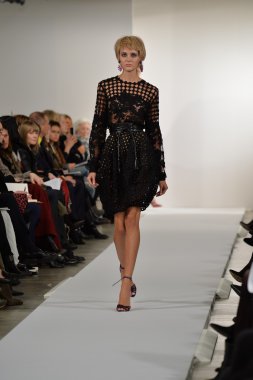 oscar de la renta pist model yürür