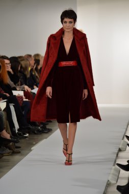 oscar de la renta pist model yürür