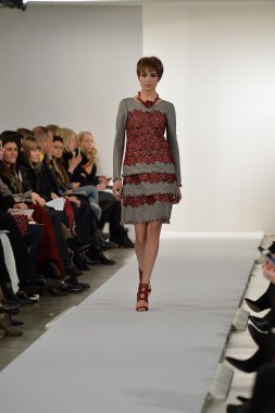 oscar de la renta pist model yürür