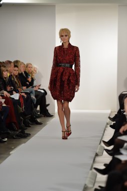 oscar de la renta pist model yürür