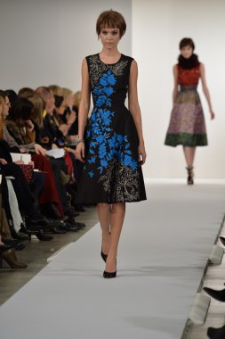 oscar de la renta pist model yürür