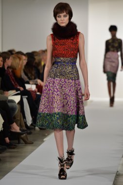 oscar de la renta pist model yürür