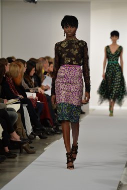 oscar de la renta pist model yürür