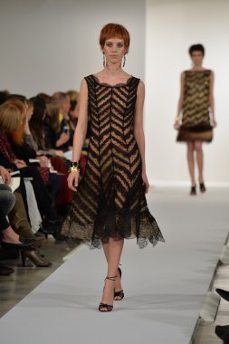 oscar de la renta pist model yürür