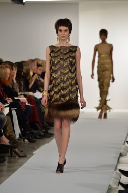 oscar de la renta pist model yürür