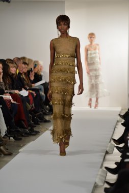 oscar de la renta pist model yürür