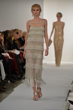 oscar de la renta pist model yürür