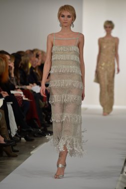 oscar de la renta pist model yürür