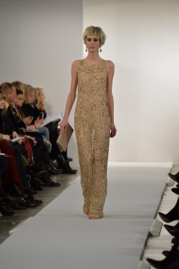 oscar de la renta pist model yürür